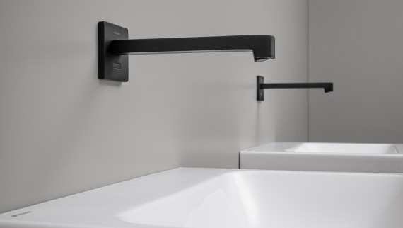 Brenta wall-mounted tap in black matt (© Geberit)