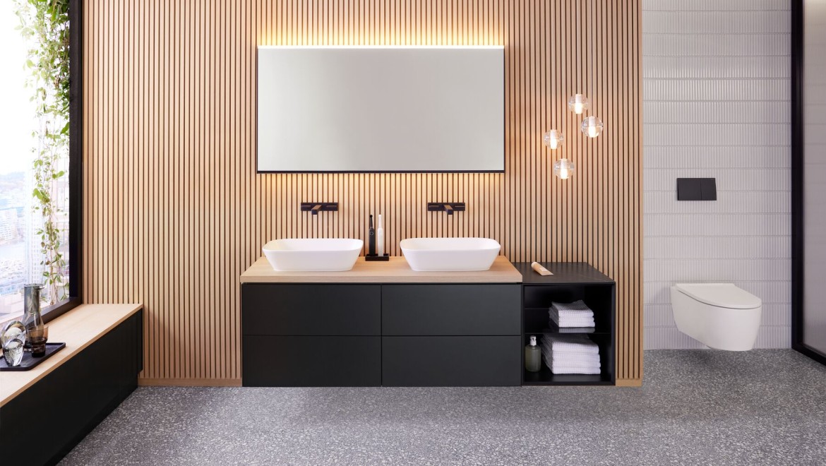 Geberit ONE combined with a Geberit Option Plus Square 135 cm in black matt. (© Geberit)