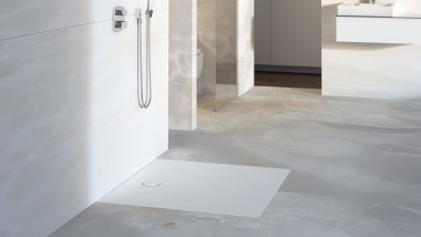 Bathroom with floor-even Geberit shower surface Setaplano