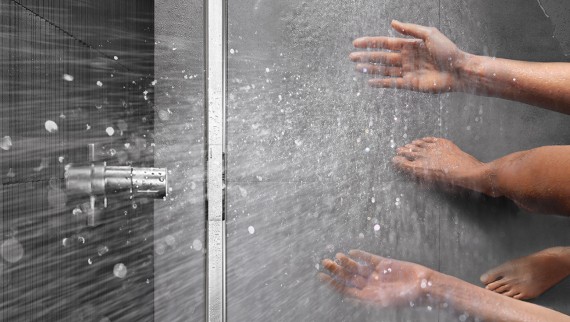 Person showering in a floor-even shower with CleanLine (© Geberit) Person showering in a floor-even shower with CleanLine (© Geberit)