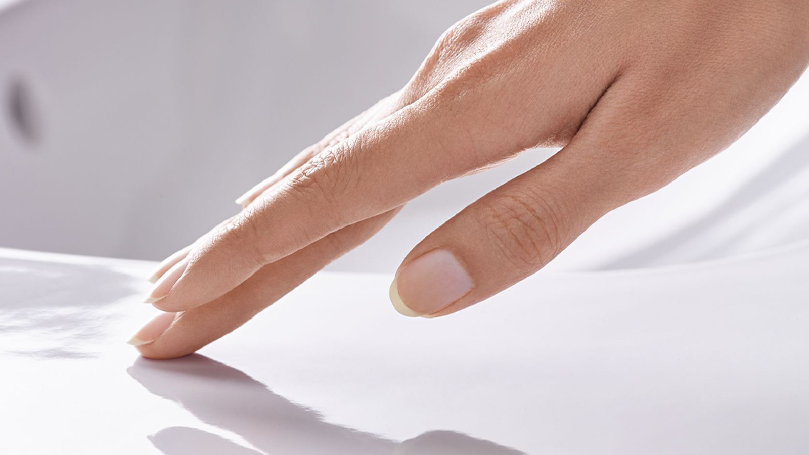 A washbasin ceramic appliance with special glaze KeraTect