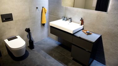 Minimalist look with black chrome in the bathroom