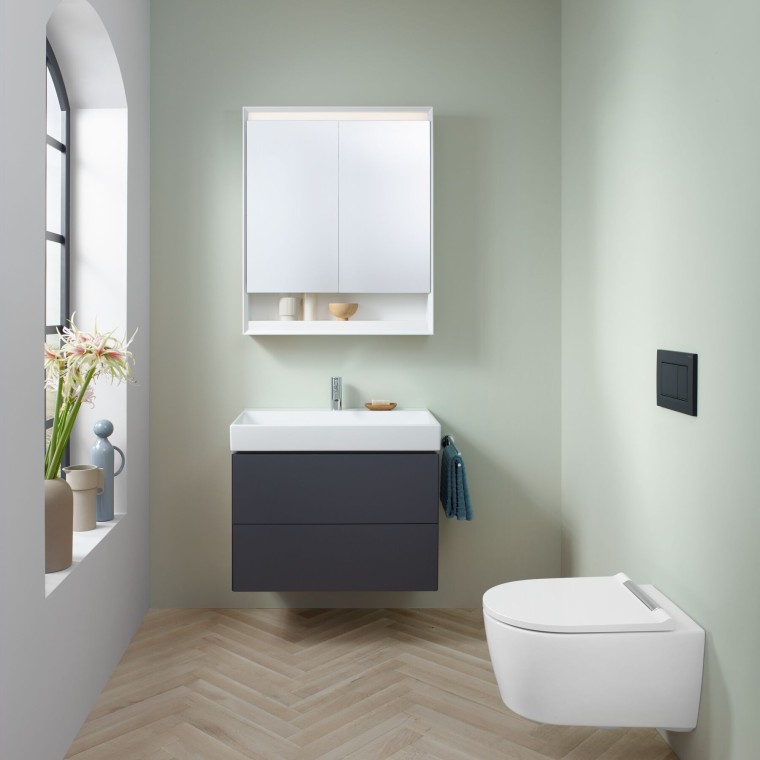 Small bathroom in mint with lava washbasin cabinet, mirror cabinet, actuator plate and ceramic appliances from Geberit Small bathroom in mint with lava washbasin cabinet, mirror cabinet, actuator plate and ceramic appliances from Geberit