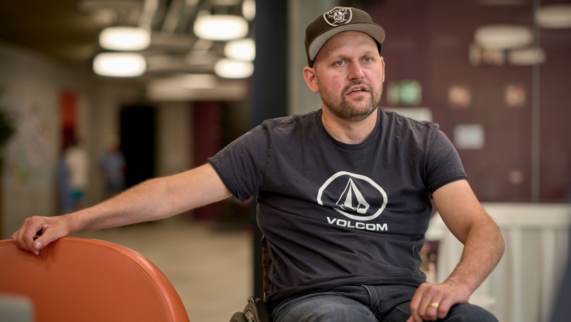 In conversation with Peter Roos at the Swiss Paraplegic Centre in Nottwil (© Ben Huggler)