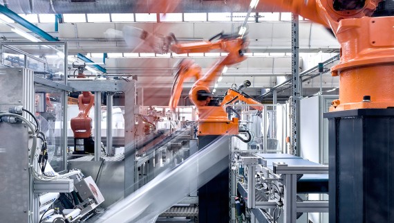 Robot arms on the assembly line in the production hall for Geberit concealed cisterns (© Geberit)