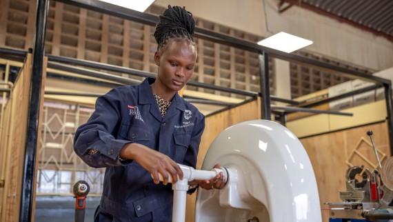 Graduate plumber of the vocational training programme of the Hilti Foundation and Geberit in Kenya (©Patrick Meinhardt / GGImages / Hilti Foundation)
