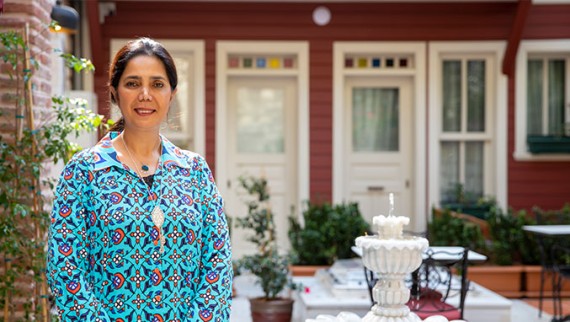Restauration expert and hotel owner: Deniz Alkan in the courtyard of the specially converted Hotel Turkish House in Istanbul (© Haydar Erçin) Restauration expert and hotel owner: Deniz Alkan in the courtyard of the specially converted Hotel Turkish House in Istanbul (© Haydar Erçin)