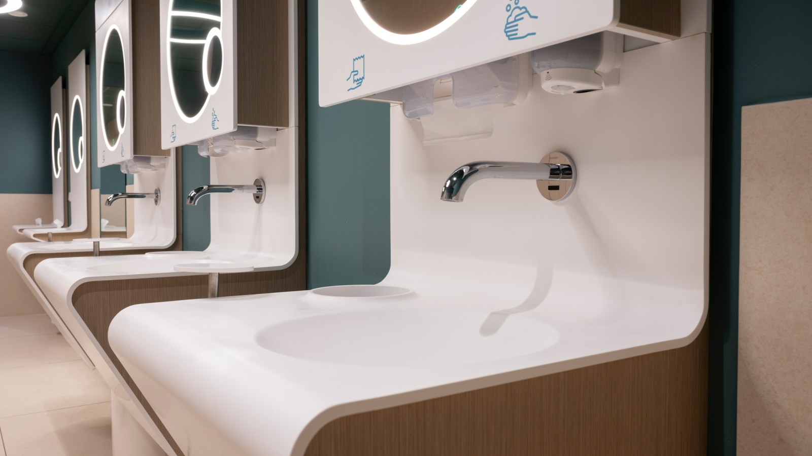 Geberit Piave washbasin taps are installed on the washbasins (© Meike Goebel)