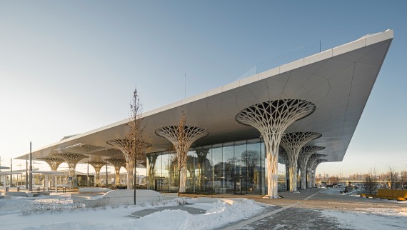 Box in box: The glass cube of the Lublin metropolitan railway station is built into the structure with a roof and openwork columns (© Rafał Chojnacki) Box in box: The glass cube of the Lublin metropolitan railway station is built into the structure with a roof and openwork columns (© Rafał Chojnacki)
