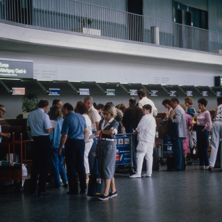 Passengers waiting in the transit area of Terminal A in 1986 (© ETH-Bibliothek Zürich) Passengers waiting in the transit area of Terminal A in 1986 (© ETH-Bibliothek Zürich)