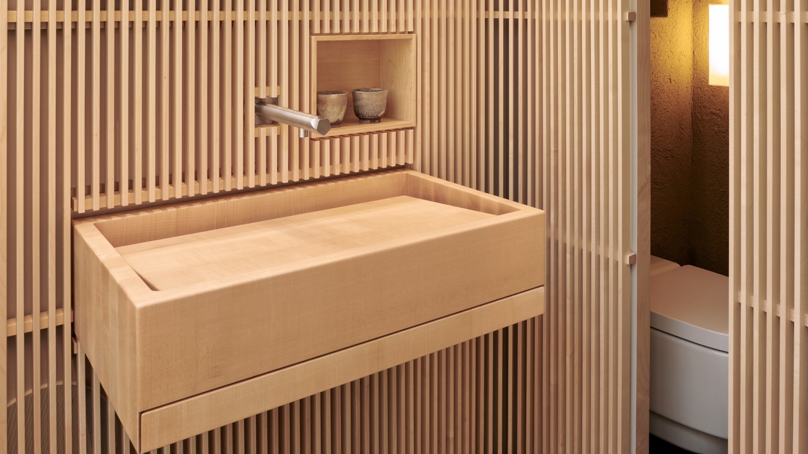 The toilet as a place of refuge: no unnecessary visual stimuli – and a shower toilet from Geberit. (© David Willen Studio)