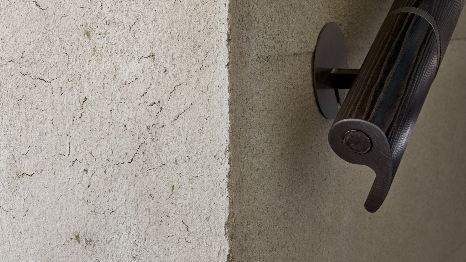 Surfaces such as burnt wood or clay walls enhance the tactile experience. (© David Willen Studio)