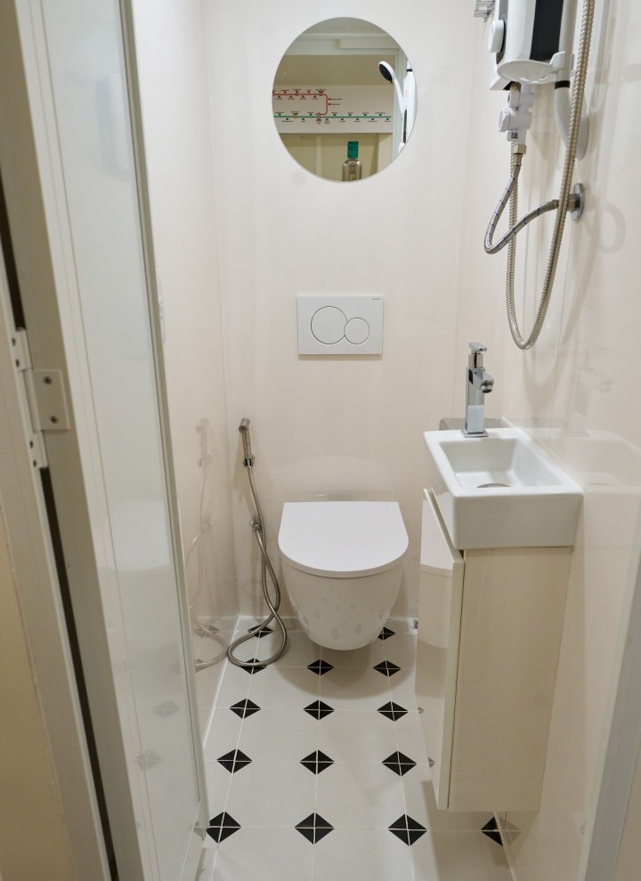 Comfort in the smallest of spaces: the mini bathrooms are equipped with wall-mounted Geberit iCon toilets and Sigma01 flush plates (© Watson Lau)