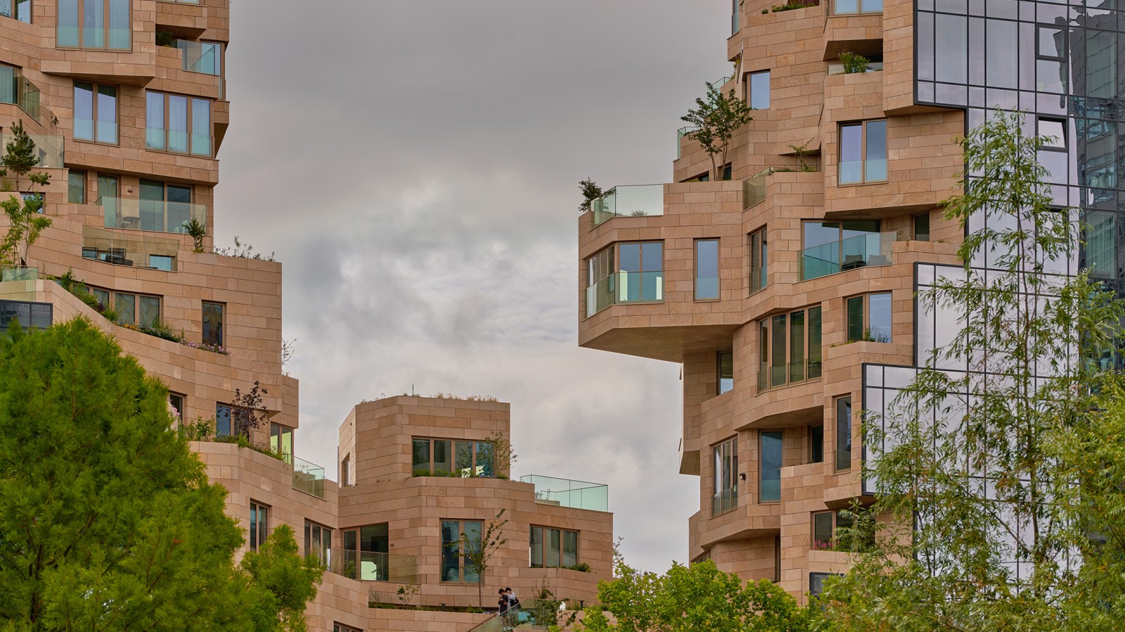 Now still bare, the façade will soon be green: 155 plant varieties grow here (© Marcel Steinbach)