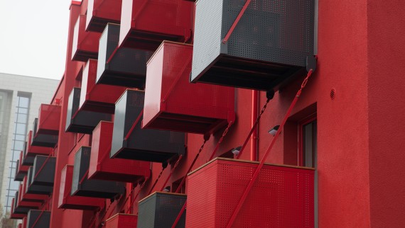 A striking red façade with cubic balconies in front is the new eye-catcher on Goldsteinstrasse in Frankfurt am Main (DE) (© Geberit) A striking red façade with cubic balconies in front is the new eye-catcher on Goldsteinstrasse in Frankfurt am Main (DE) (© Geberit)