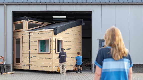 Big move for the small house: In May 2022, "Sprout" moved from the workshop to the green neighborhood of Olst-Wijhe (NL) (© Chiela van Meerwijk) Big move for the small house: In May 2022, "Sprout" moved from the workshop to the green neighborhood of Olst-Wijhe (NL) (© Chiela van Meerwijk)