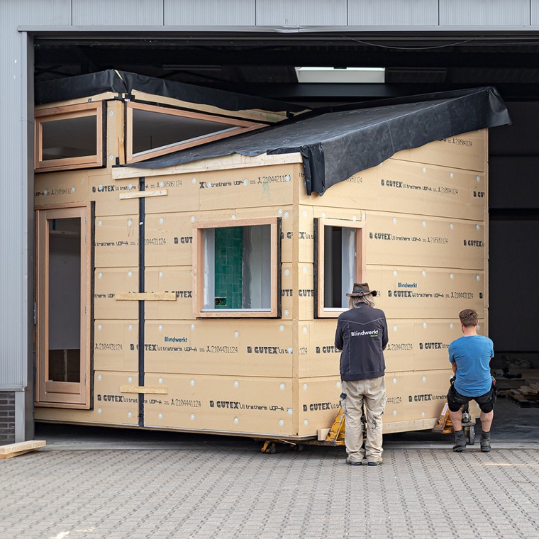 Big move for the small house: In May 2022, "Sprout" moved from the workshop to the green neighborhood of Olst-Wijhe (NL) (© Chiela van Meerwijk)