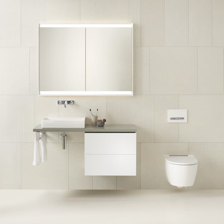 White bathroom with washplace and WC from Geberit ONE (© Geberit) White bathroom with washplace and WC from Geberit ONE (© Geberit)