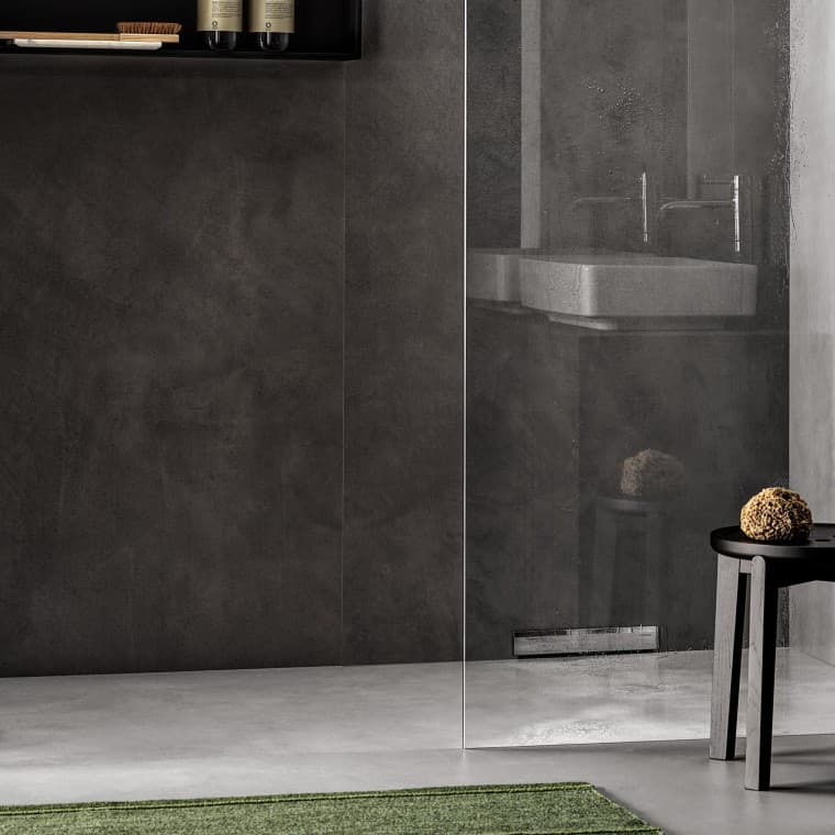 A floor-even shower with wall drain A floor-even shower with wall drain