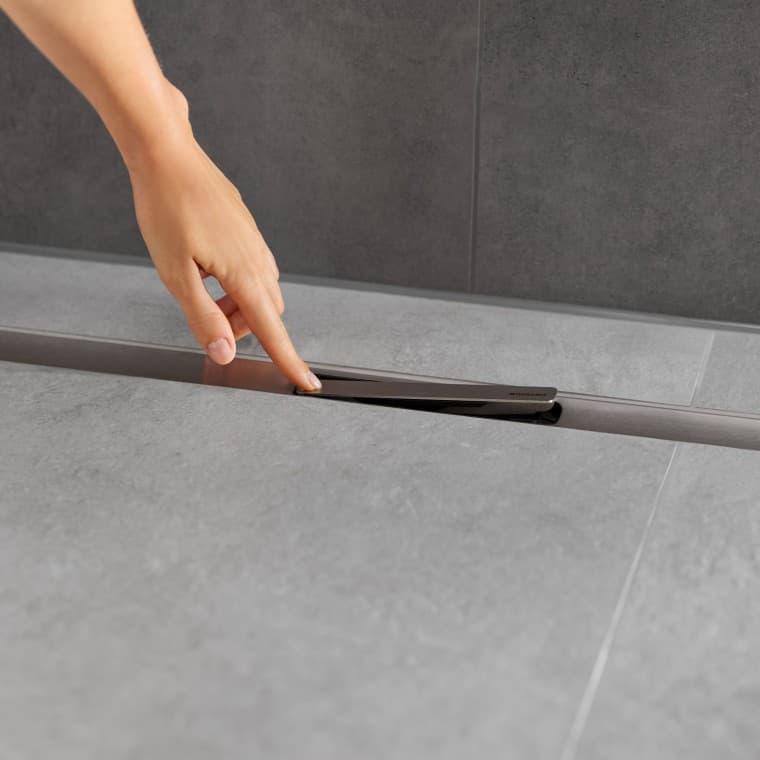 The comb insert catches dirt and hair and is easy to remove, rinse and clean. The comb insert catches dirt and hair and is easy to remove, rinse and clean.