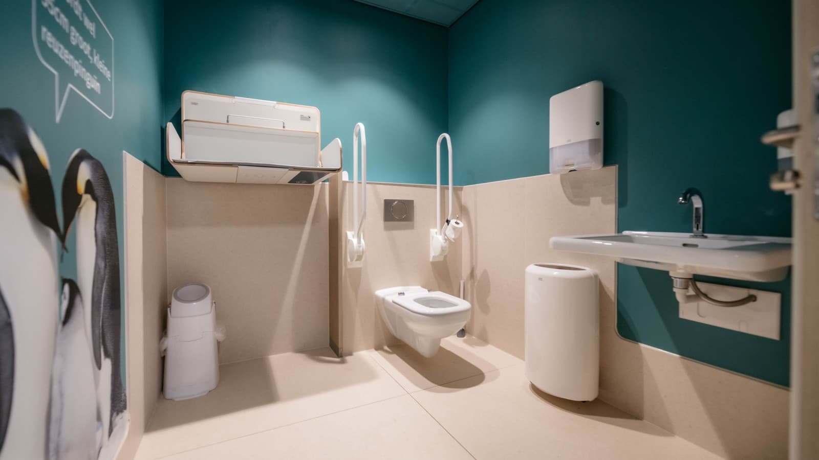 The equipment in the disabled WC also consists largely of Geberit products (© Michiel Stock) The equipment in the disabled WC also consists largely of Geberit products (© Michiel Stock)