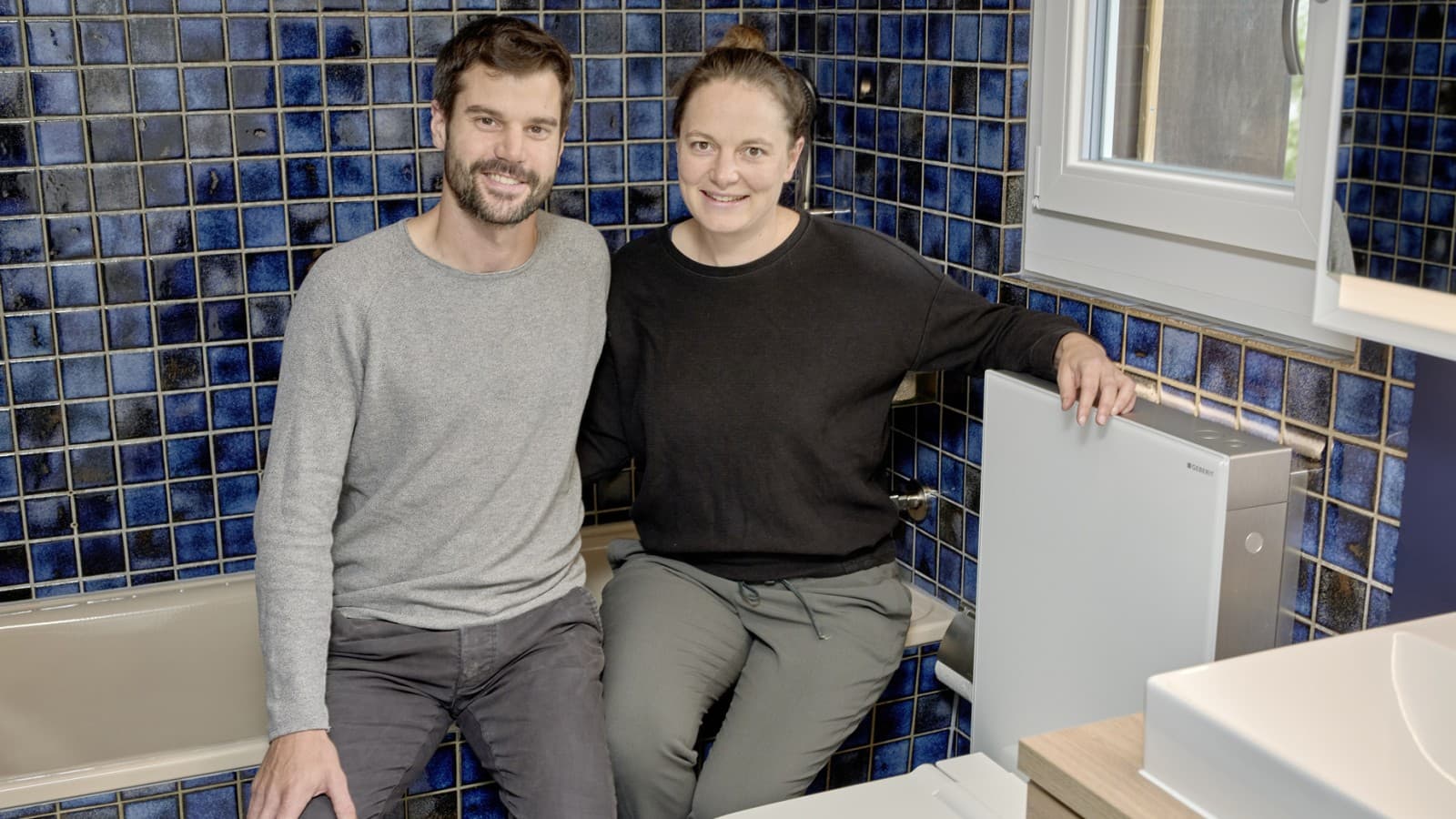 Tobias Wildbrett and Manuela Weibel are delighted with their gently renovated bathroom – and the Geberit Monolith (© Ben Huggler) Tobias Wildbrett and Manuela Weibel are delighted with their gently renovated bathroom – and the Geberit Monolith (© Ben Huggler)